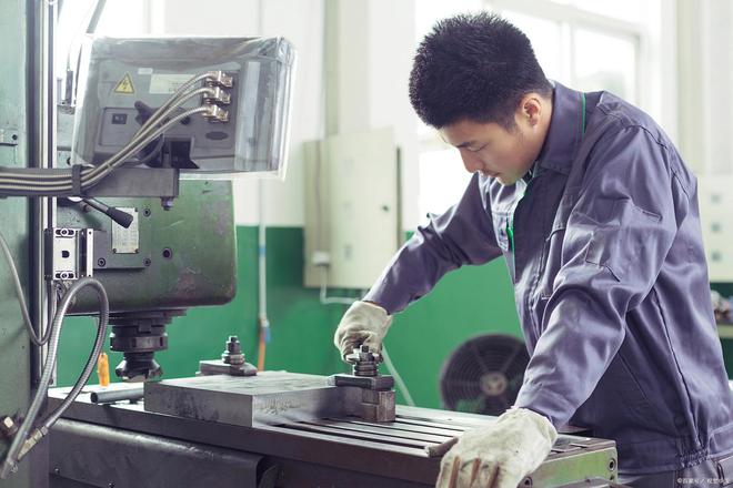 PG电子钳工证怎么考取？证书含金量咋样？(图1)