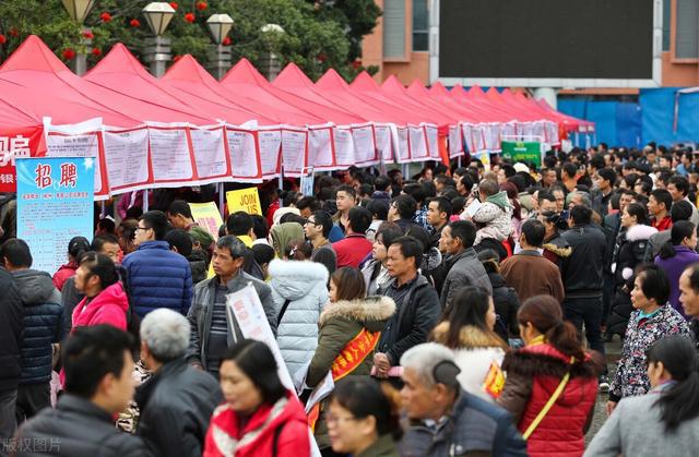 PG电子香港建筑工人月薪高达16万港元！别拦我我想去搬砖(图1)