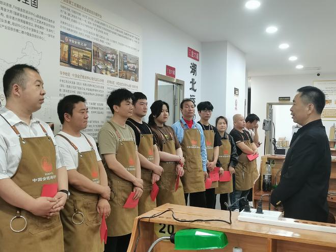 PG电子官网中国金匠培训中心非遗金工（武汉）传习馆首期学员拜师仪式举行(图2)