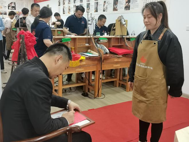 PG电子官网中国金匠培训中心非遗金工（武汉）传习馆首期学员拜师仪式举行(图3)