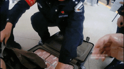 PG电子官网高铁上行李箱无人认领乘警开箱：“嚯！70万……”(图3)