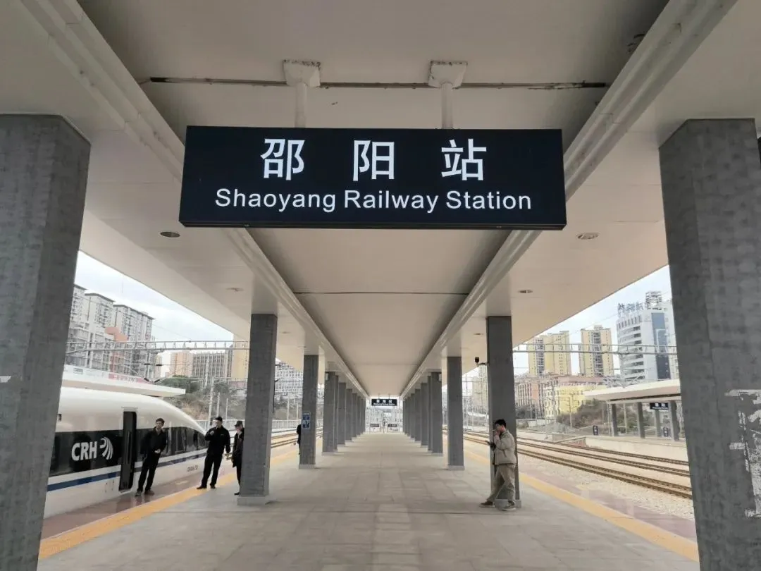 PG电子官网高铁上行李箱无人认领乘警开箱：“嚯！70万……”(图4)
