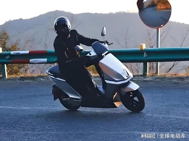 PG电子官网绿源新车S95亮相续航120公里峰值功率3000瓦带来超跑体验(图3)