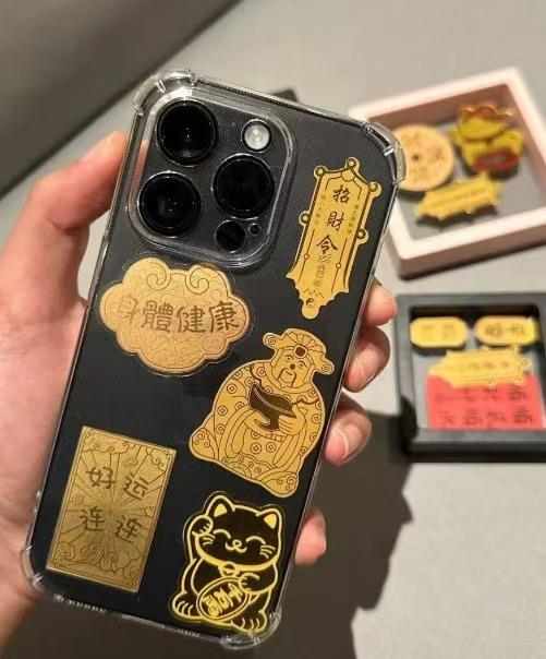 PG电子“蛇金”、足金手机贴成新宠 新年还要“出手”黄金吗？(图1)