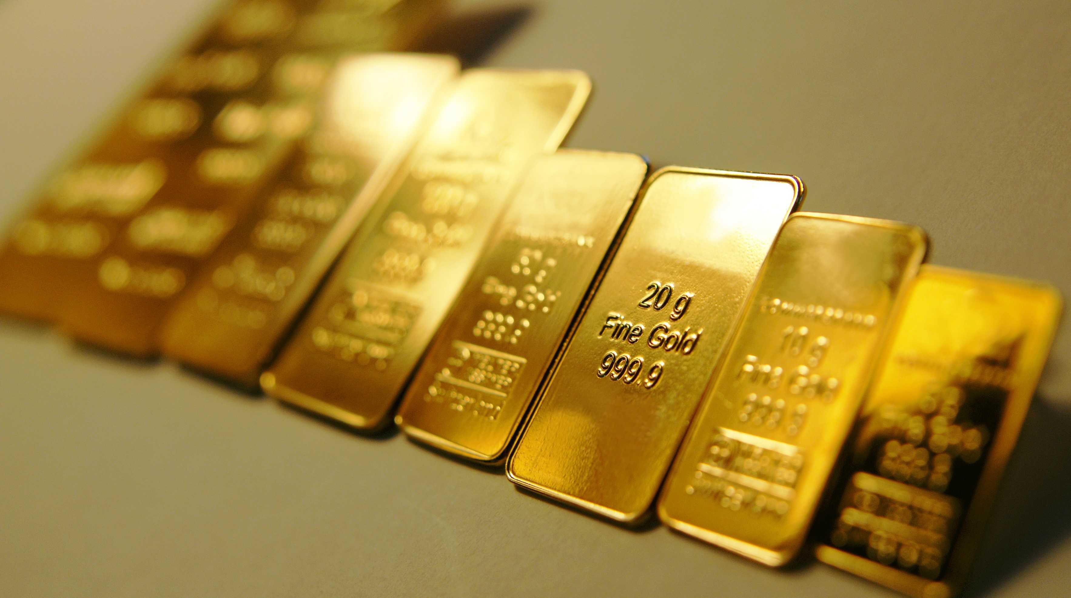 PG电子“蛇金”、足金手机贴成新宠 新年还要“出手”黄金吗？(图3)